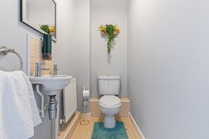 Hair dryer, towels - Charming House •  Central Location • Free Parking (Rugby)