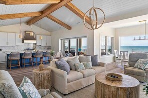 TV, peis, bøker og kontorer