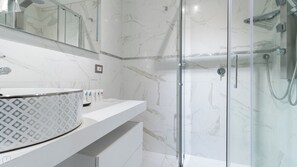 Shower, hair dryer, bidet, towels