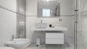 Douche, sèche-cheveux, bidet, serviettes fournies