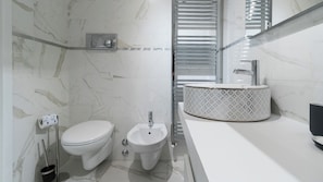Dusche, Haartrockner, Bidet, Handtücher