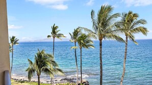 A view of the ocean with palm trees and a clear sky. - Watch Whales from your Bed - Double Master Sunset Suite (Kihei)