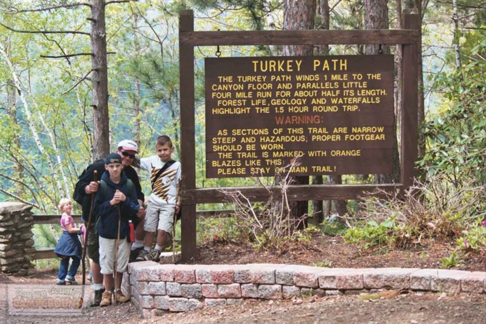 Schild für den Pfad der Türkei mit Warnhinweisen zu den Wegbedingungen und einer Schleife von 1,5 Stunden.