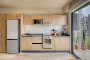 Classic Studio | Private kitchen | Full-size fridge, microwave, oven, stovetop - Myla Chapultepec (Mexico City)