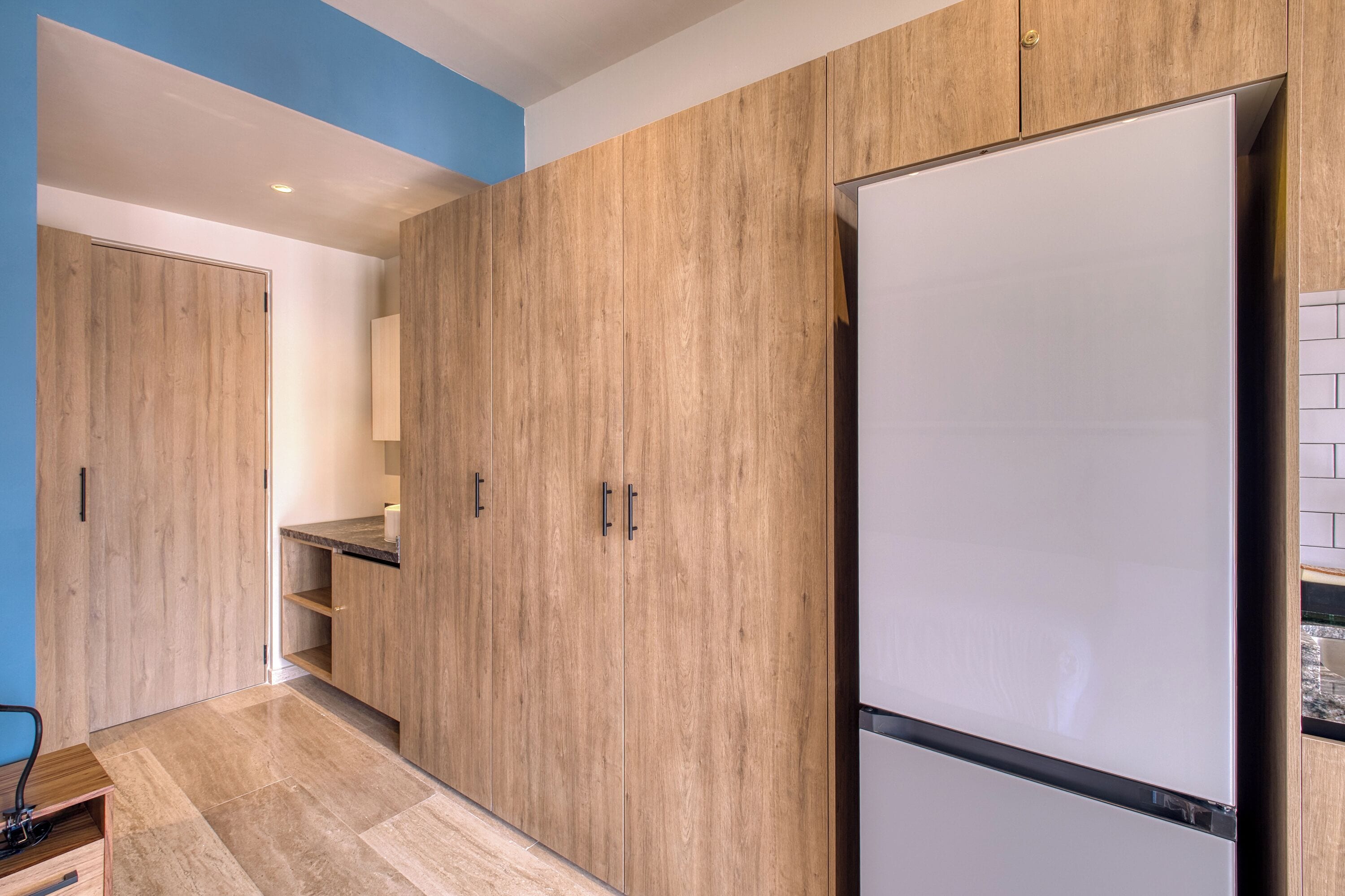 Una cocina moderna con armarios de madera, horno integrado y encimera.