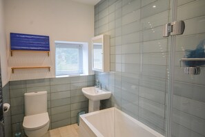 Cottage | Badkamer | Een haardroger