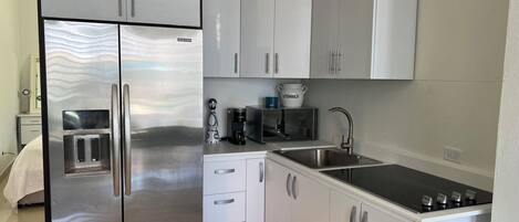 Réfrigérateur, micro-ondes, plaque de cuisson, cafetière/bouilloire