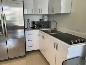 Refrigerador, microondas, placa de cocina, cafetera/tetera