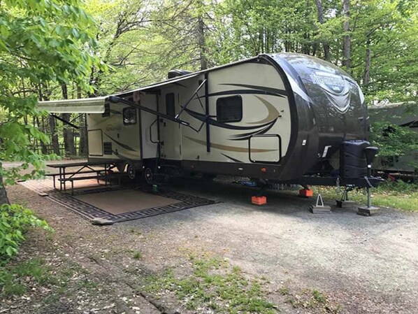 Exterior - Full Hook Up Back-in 30 Amp Up to 26FT (Wellsboro)