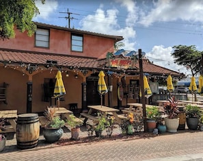 Outdoor dining - Siesta Key Village Heated pool (Siesta Key)
