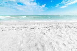 A beach with white sand and a clear blue sky. - Siesta Key Village Heated pool (Siesta Key)