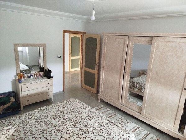 3 bedrooms, iron/ironing board, free WiFi, bed sheets