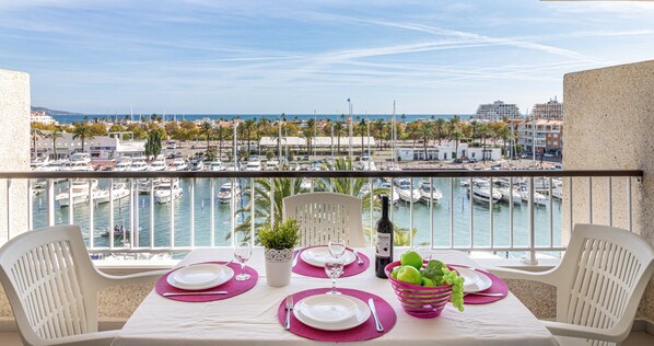 Apartment | Outdoor dining - Apartment in Empuriabrava With Sea Views (Castello d'Empuries)