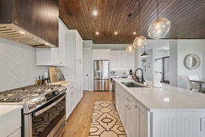 Fridge, oven, stovetop, coffee/tea maker