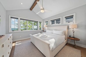 4 bedrooms, desk, free WiFi, bed sheets