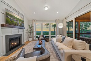 Smart TV, fireplace, table tennis, stereo