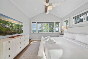 4 bedrooms, desk, free WiFi, bed sheets