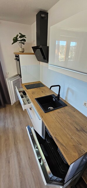Refrigerador, horno, parrilla de estufa y cafetera y tetera