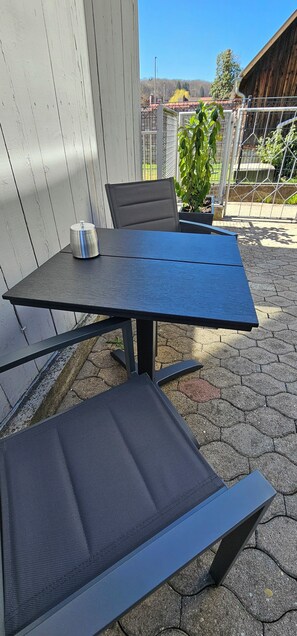 Outdoor dining - ELODIA LUXURY Apartment, WiFi, terrace, kitchen, towels (Heidenheim an der Brenz)