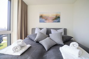 1 habitación, tabla de planchar con plancha y cuna de viaje