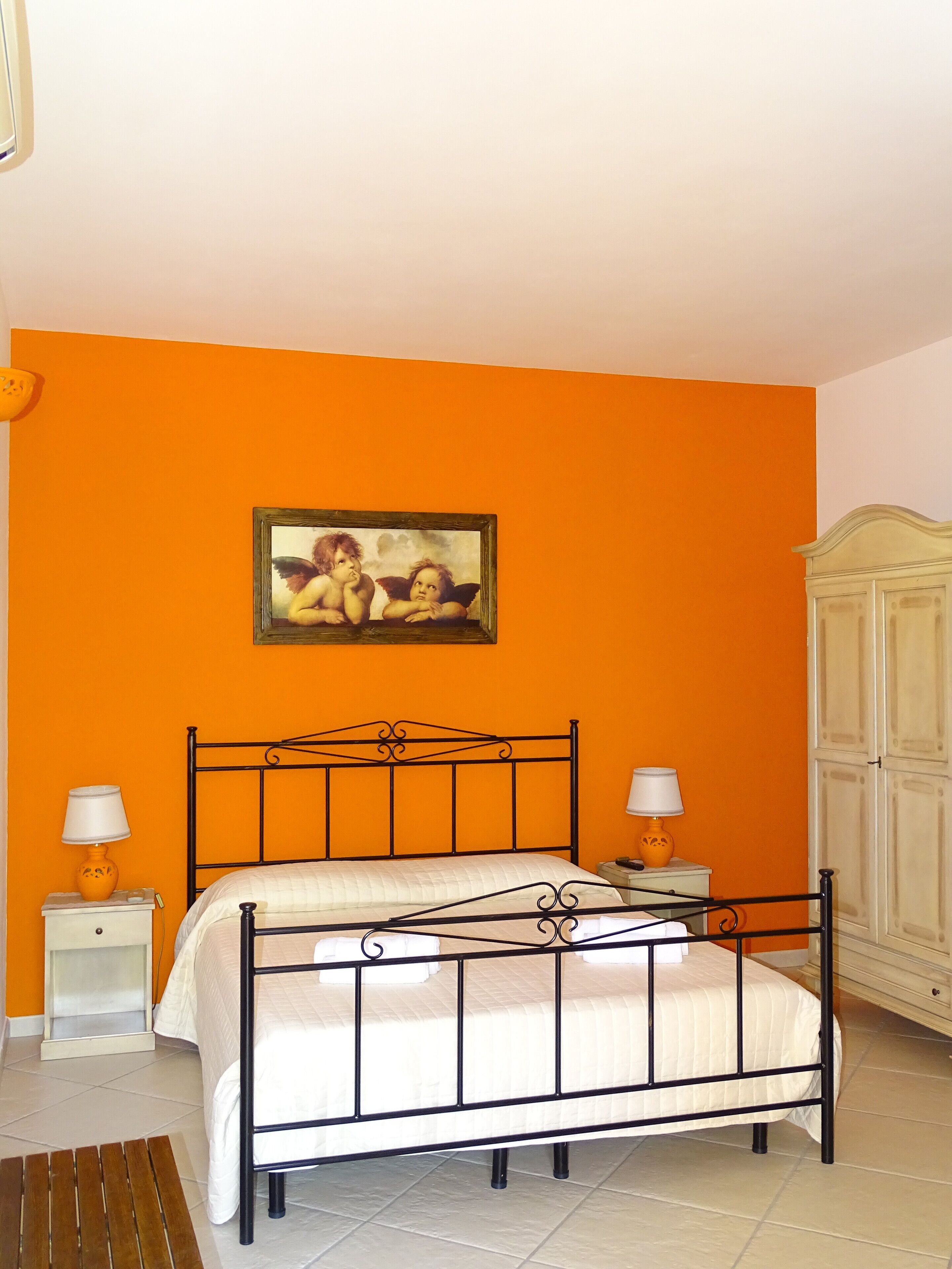 Habitación superior, vistas al jardín | Edredones de plumas, minibar, escritorio