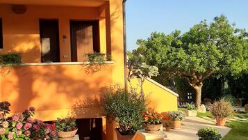 Kamar Double atau Twin Standar, pemandangan kebun | Teras/patio