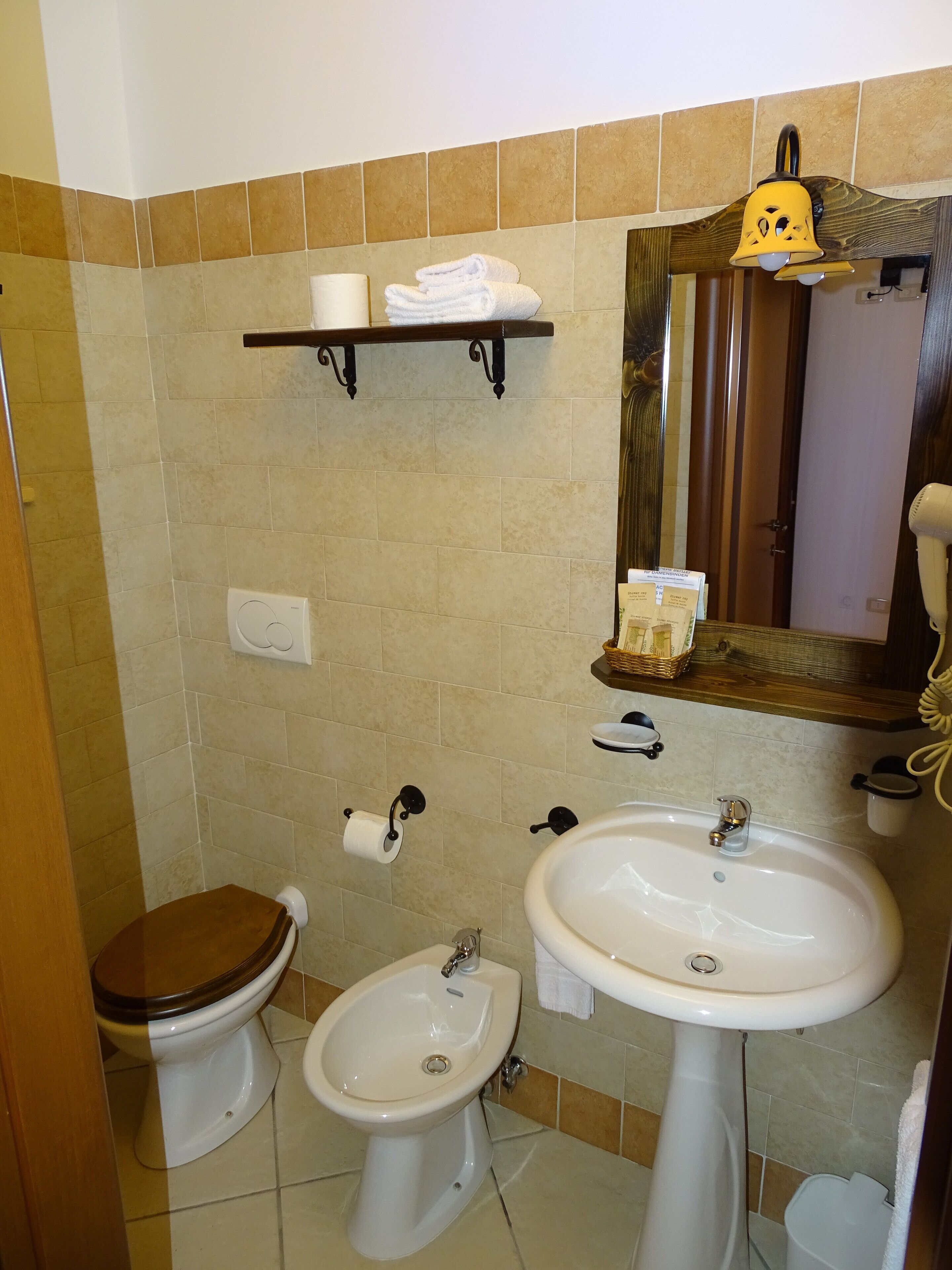 Ντουζιέρα, δωρεάν προϊόντα προσωπικής περιποίησης, πιστολάκι μαλλιών