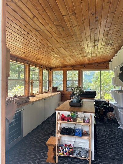 Driftwood Cottage, a charming 3-bed/2-bath home in peaceful Union Pier!