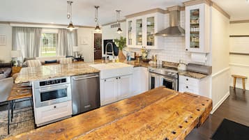 Four à micro-ondes, un four, surface de cuisson, lave-vaisselle