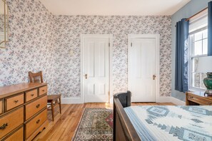 3 bedrooms, desk, iron/ironing board, free WiFi