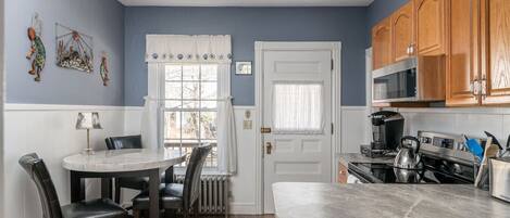 Jääkaappi, mikroaaltouuni, uuni, liesi