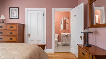 3 makuuhuonetta, työpöytä, silitysrauta/-lauta, ilmainen Wi-Fi