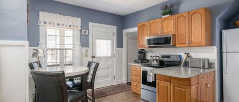 Réfrigérateur, four à micro-ondes, un four, surface de cuisson