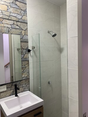 Ducha, toallas, jabón y papel higiénico