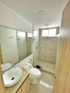Serviettes fournies, savon, papier toilette