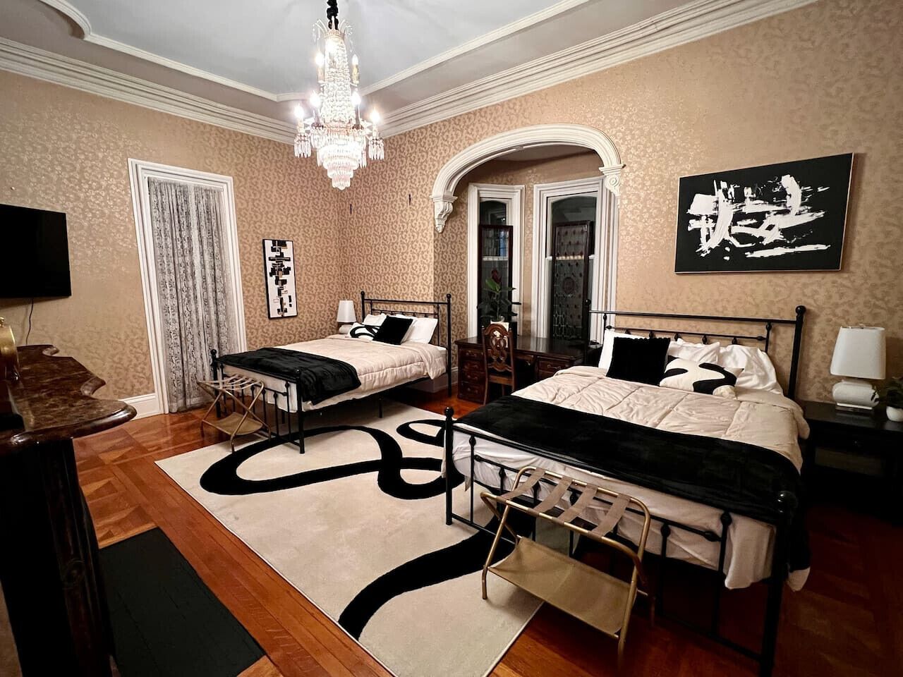 6 Schlafzimmer, Schreibtisch, Bügeleisen/Bügelbrett, Reisekinderbett