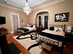 6 bedrooms, desk, iron/ironing board, travel cot - New! Victorian Mansion Downtown (Lancaster)