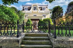 Exterior - New! Victorian Mansion Downtown (Lancaster)