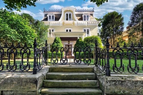 New! Victorian Mansion Downtown
