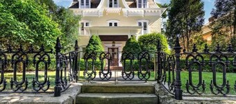 New! Victorian Mansion Downtown
