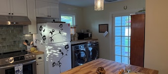 Newly renovated cottage in Clayton Historic District - a short drive to Raleigh