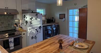 Newly renovated cottage in Clayton Historic District - a short drive to Raleigh