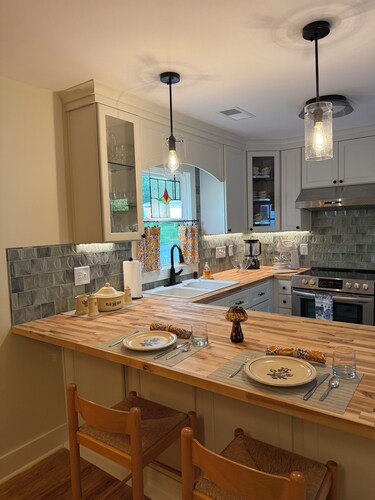 Newly renovated cottage in Clayton Historic District - a short drive to Raleigh