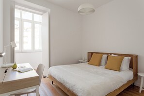 2 bedrooms, desk, iron/ironing board, WiFi