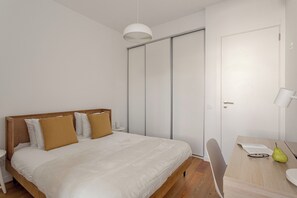 2 bedrooms, desk, iron/ironing board, WiFi