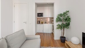 Un appartement moderne comprenant un salon, une kitchenette et un coin repas.