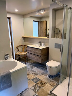 Douche, sèche-cheveux, serviettes fournies, savon