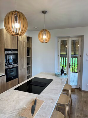 Private kitchen - Stunning 4-bedroom chalet in charming Samoëns with WiFi (Samoëns)