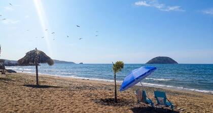 Design Studio • 1 min Beach • Pool • AC • Fast WiFi