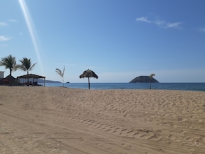 Platja a a prop i tovalloles de platja